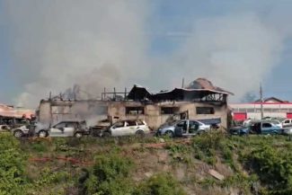 Buzău: Incendiu puternic în Vernești; sunt afectate un grajd, un depozit de furaje și un parc de dezmembrări auto