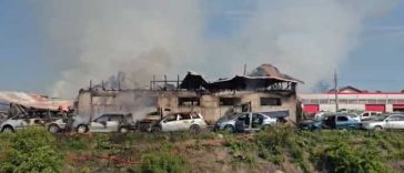 Buzău: Incendiu puternic în Vernești; sunt afectate un grajd, un depozit de furaje și un parc de dezmembrări auto