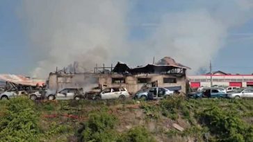 Buzău: Incendiu puternic în Vernești; sunt afectate un grajd, un depozit de furaje și un parc de dezmembrări auto