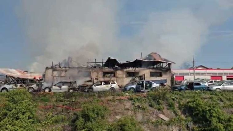 Buzău: Incendiu puternic în Vernești; sunt afectate un grajd, un depozit de furaje și un parc de dezmembrări auto