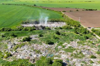VIDEO Arad: Garda de Mediu a descoperit cu drona un teren al primăriei, de 15 hectare, acoperit cu gunoaie