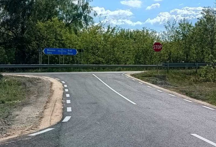 Arad: Drum asfaltat doar pe o treime din cauză că depinde de trei primării; localnicii ocolesc 22 de kilometri (GALERIE FOTO)