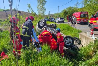 Mureș: Șase persoane, rănite grav după ce autoturismul în care se aflau s-a răsturnat, în Budiul Mic
