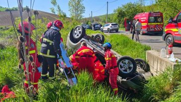 Mureș: Șase persoane, rănite grav după ce autoturismul în care se aflau s-a răsturnat, în Budiul Mic
