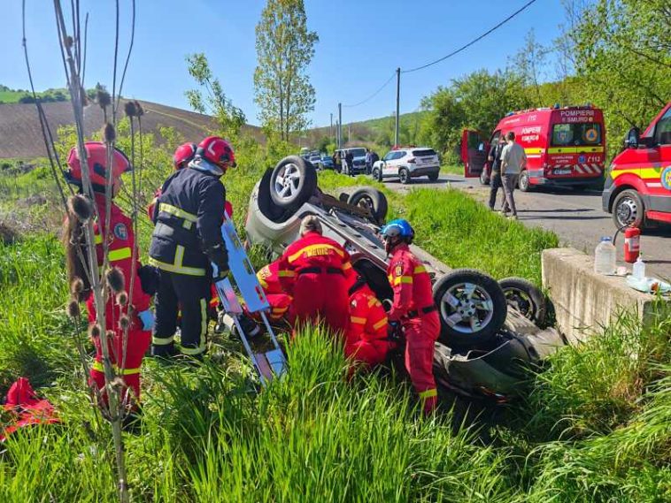 Mureș: Șase persoane, rănite grav după ce autoturismul în care se aflau s-a răsturnat, în Budiul Mic