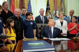 Trump spune glumind că face multe exerciții fizice zilnic: ‘Un minut pe zi!’