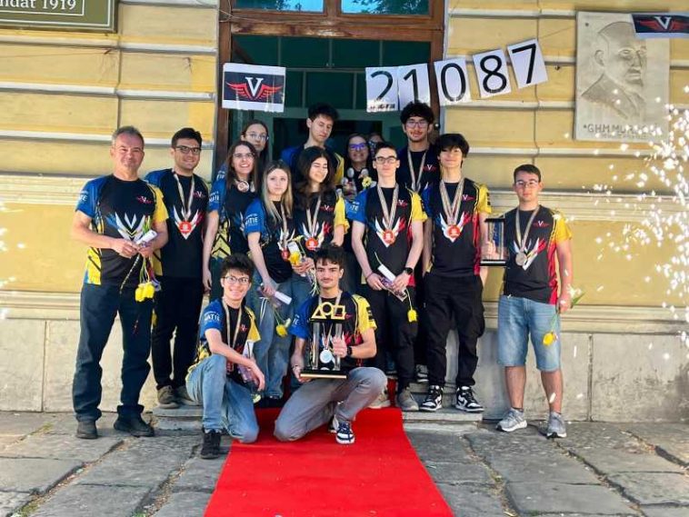 Brăila: Echipa ‘Velocity’, campioană mondială la robotică, întâmpinată festiv la revenirea acasă (FOTO/VIDEO)