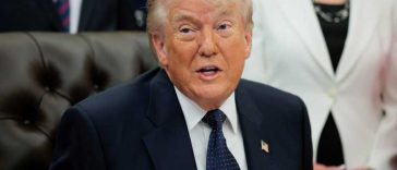 Trump își suspendă operațiunea de escortare a navelor prin strâmtoarea Ormuz, în speranța unui acord cu Iranul