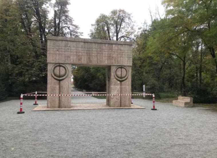 Gorj: A fost efectuată expertiza băncii parte a Ansamblului ‘Calea Eroilor’; bucata desprinsă, repusă săptămâna viitoare