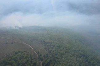 VIDEO Caraș-Severin: Pompierii continuă eforturile de stingere a incendiilor de fond forestier; au intervenit și două elicoptere