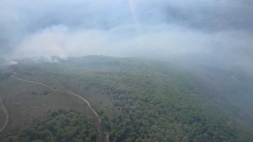 VIDEO Caraș-Severin: Pompierii continuă eforturile de stingere a incendiilor de fond forestier; au intervenit și două elicoptere