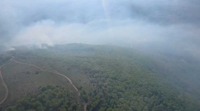VIDEO Caraș-Severin: Pompierii continuă eforturile de stingere a incendiilor de fond forestier; au intervenit și două elicoptere