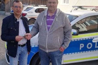 Alba: A predat Poliției o borsetă cu 21.700 de lei, găsită pe stradă