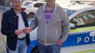 Alba: A predat Poliției o borsetă cu 21.700 de lei, găsită pe stradă