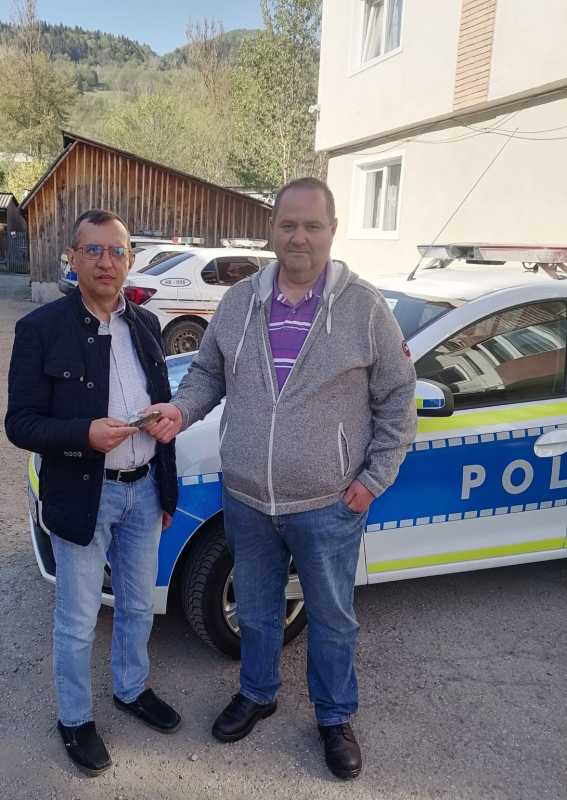 Alba: A predat Poliției o borsetă cu 21.700 de lei, găsită pe stradă