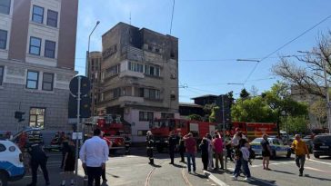 UPDATE Incendiu la un apartament aflat la ultimul etaj al unui bloc din Capitală; O persoană – găsită inconștientă