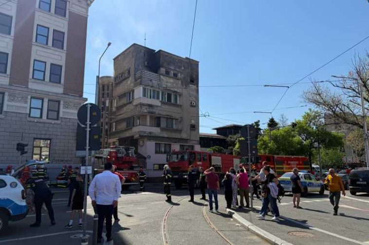 Incendiu la un apartament aflat la ultimul etaj al unui bloc din Capitală; O persoană – găsită inconștientă