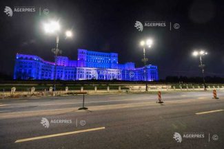 Fațada principală a Parlamentului – iluminată, joi, în culorile Clubului ‘Steaua’; 40 de ani de la câștigarea Cupei Campionilor Europeni