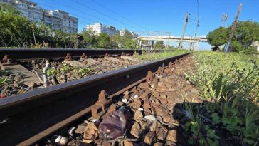 Buzău: Tone de deșeuri în zona căilor ferate; peisajul feroviar, o barieră de plastic și nepăsare