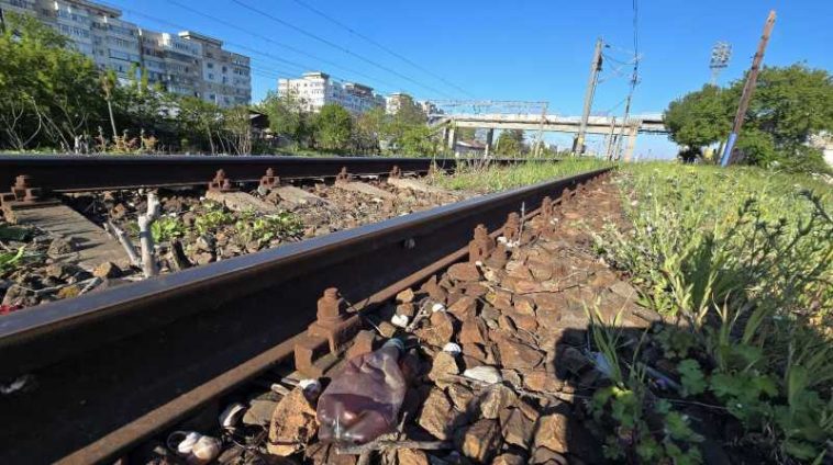 Buzău: Tone de deșeuri în zona căilor ferate; peisajul feroviar, o barieră de plastic și nepăsare