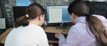 Peste jumătate dintre tinerii români din Generația Z au încredere în influenceri (raport)