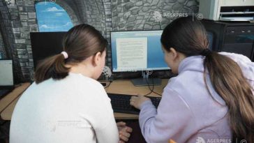 Peste jumătate dintre tinerii români din Generația Z au încredere în influenceri (raport)