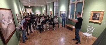 Arad: Manipularea din online privind viața din comunism, combătută la muzeu cu lecții pentru tineri