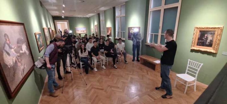 Arad: Manipularea din online privind viața din comunism, combătută la muzeu cu lecții pentru tineri