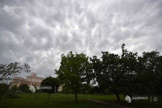 Meteo: Vremea devine instabilă în București, cu averse și intensificări ale vântului, pe parcursul weekend-ului
