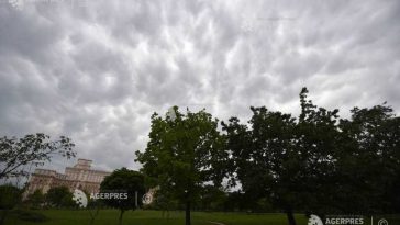Meteo: Vremea devine instabilă în București, cu averse și intensificări ale vântului, pe parcursul weekend-ului