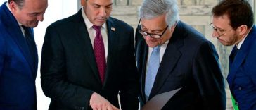 Ministrul italian de externe Tajani îi oferă secretarului de stat american Rubio arborele genealogic