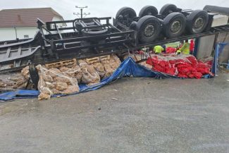 Gorj: Accident între un autoturism și un autotren la Țânțăreni; șoferul TIR-ului a murit