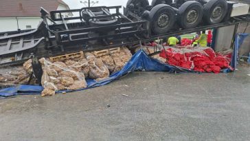 Gorj: Accident între un autoturism și un autotren la Țânțăreni; șoferul TIR-ului a murit