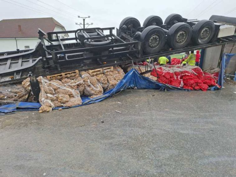 Gorj: Accident între un autoturism și un autotren la Țânțăreni; șoferul TIR-ului a murit