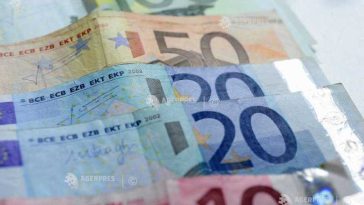 Prins de polițiști după ce ar fi transferat ilegal 400.000 de euro dintr-o bancă din Islanda