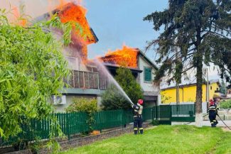 Giurgiu: Pompierii au intervenit pentru stingerea unui incendiu care a mistuit o casă și risca să se extindă la vecini