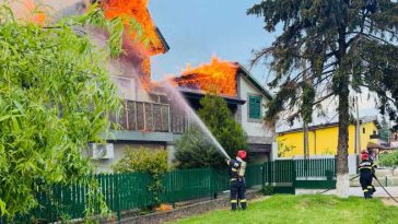 Giurgiu: Pompierii au intervenit pentru stingerea unui incendiu care a mistuit o casă și risca să se extindă la vecini