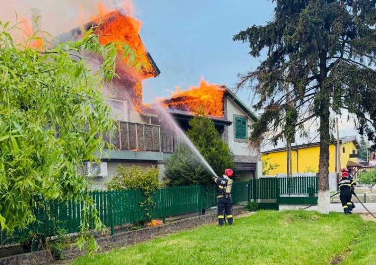 Giurgiu: Pompierii au intervenit pentru stingerea unui incendiu care a mistuit o casă și risca să se extindă la vecini