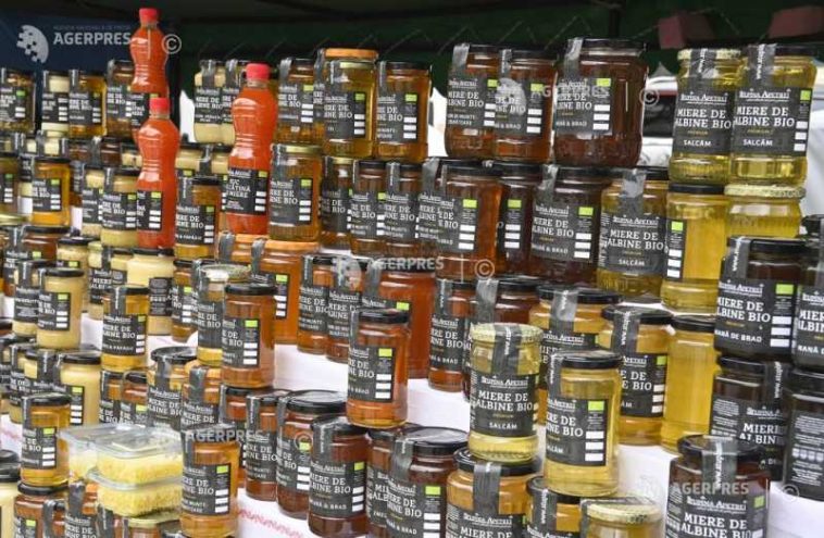 Târgul de Miere la Muzeul Satului: Produse apicole oferite spre degustare de apicultori din toată țara