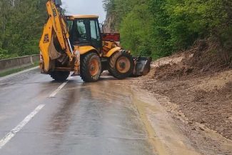 Buzău: O alunecare de teren a afectat parțial circulația pe DN 10; drumarii acționează cu utilaje