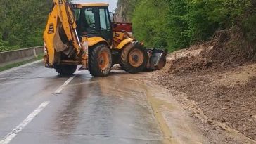 Buzău: O alunecare de teren a afectat parțial circulația pe DN 10; drumarii acționează cu utilaje