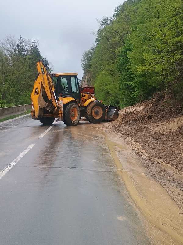 Buzău: O alunecare de teren a afectat parțial circulația pe DN 10; drumarii acționează cu utilaje