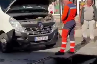 VIDEO Arad: O ambulanță a avariat o fântână arteziană sub pavaj peste care a trecut spre un caz urgent
