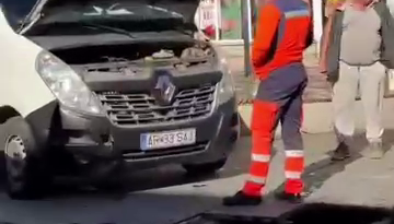 VIDEO Arad: O ambulanță a avariat o fântână arteziană sub pavaj peste care a trecut spre un caz urgent