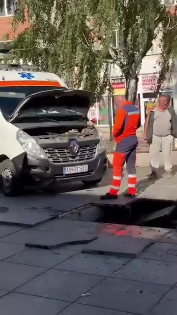VIDEO Arad: O ambulanță a avariat o fântână arteziană sub pavaj peste care a trecut spre un caz urgent