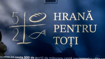 Iași: ‘5 pâini și 2 pești – Hrană pentru toți’, o bucătărie socială mobilă organizată de Mitropolia Moldovei și Bucovinei