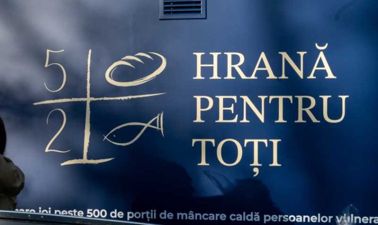 Iași: ‘5 pâini și 2 pești – Hrană pentru toți’, o bucătărie socială mobilă organizată de Mitropolia Moldovei și Bucovinei