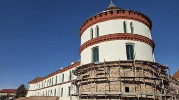 Arad: Lucrările la Cetatea Ineului, suspendate un an din lipsa finanțării, sunt reluate și urmează să se finalizeze în toamnă