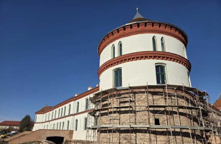 Arad: Lucrările la Cetatea Ineului, suspendate un an din lipsa finanțării, sunt reluate și urmează să se finalizeze în toamnă