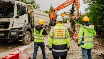 Prahova: Au început lucrările de stabilizare a zonei afectate de alunecarea de teren de la ieșirea din Câmpina spre DN 1